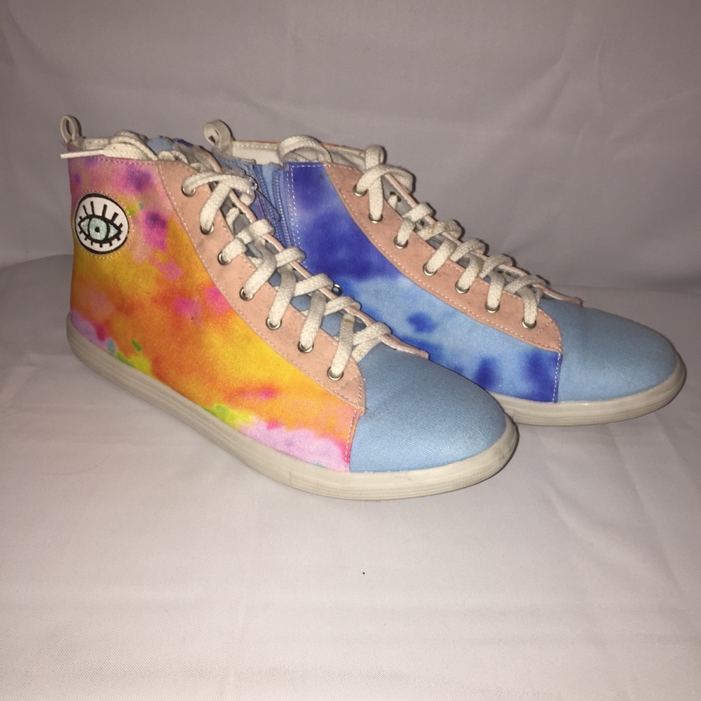 DV8 Sneakers